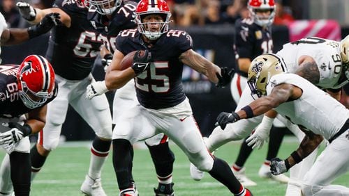 Atlanta Falcons running back Tyler Allgeier (25) carries the ballduring the second half of an NFL football game against the New Orleans Saints on Sunday, Sept. 29, at Mercedes-Benz Stadium in Atlanta.
(Miguel Martinez/ AJC)