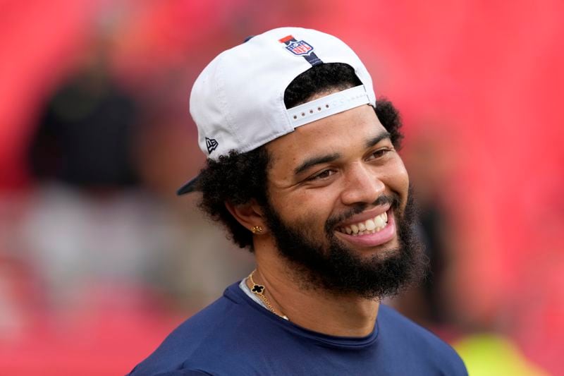 Chicago Bears quarterback Caleb Williams warms up before the start of an NFL preseason football game against the Kansas City Chiefs Thursday, Aug. 22, 2024, in Kansas City, Mo. (AP Photo/Ed Zurga)