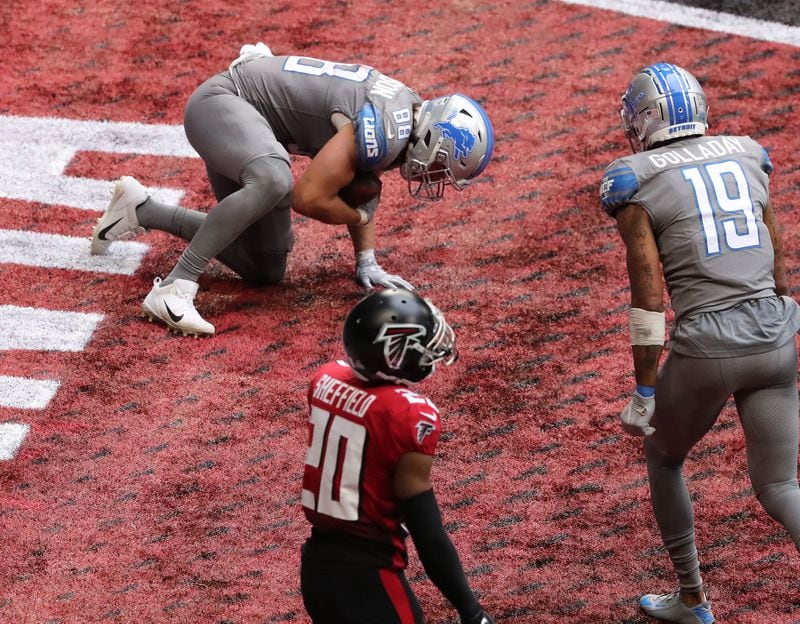 102520 Atlanta: Falcons cornerback Kendall Sheffield reacts as Detroit Lions tight end T.J. Hockenson (left) scores a touchdown as time expires Sunday, Oct. 25, 2020, at Mercedes-Benz Stadium in Atlanta. (Curtis Compton / Curtis.Compton@ajc.com)