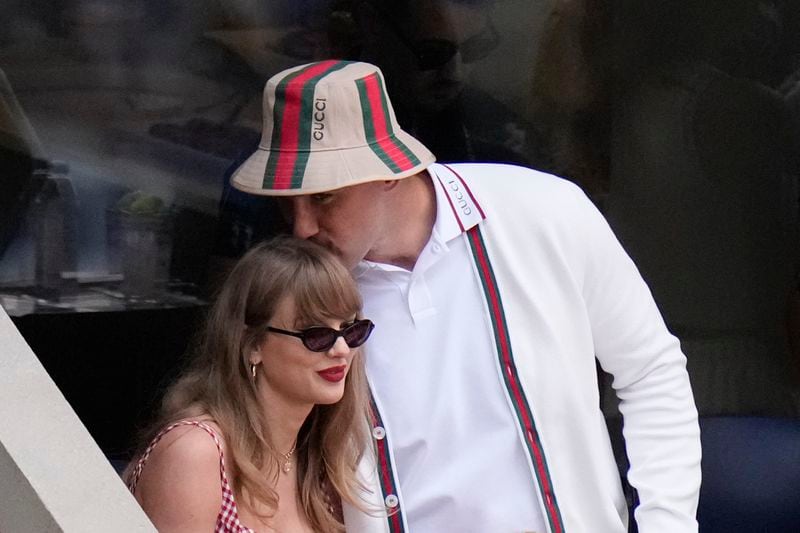 Taylor Swift and Kansas City Chiefs tight end Travis Kelce, arrive to watch play between Jannik Sinner, of Italy, and Taylor Fritz, of the United States, during the men's singles final of the U.S. Open tennis championships, Sunday, Sept. 8, 2024, in New York. (AP Photo/Frank Franklin II)