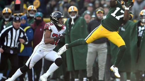 GREEN BAY, WISCONSIN - DECEMBER 09: Davante Adams #17 of the Green Bay Packers catches a pass in front of Isaiah Oliver #20 of the Atlanta Falcons during the first half of a game at Lambeau Field on December 09, 2018 in Green Bay, Wisconsin. (Photo by Stacy Revere/Getty Images)