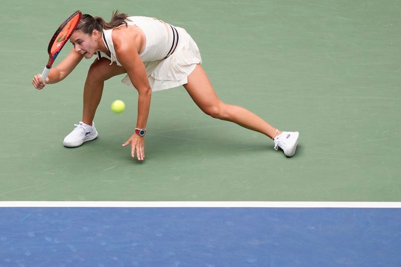 Emma Navarro, of the United States, returns a shot to Marta Kostyuk, of Ukraine, during the third round of the U.S. Open tennis championships, Friday, Aug. 30, 2024, in New York. (AP Photo/Matt Rourke)