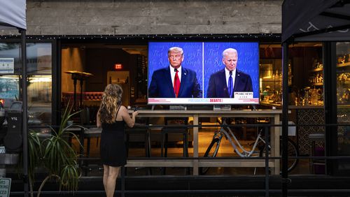 A server in Hermosa Beach, Calif., turns up the volume on the Oct. 22, 2020, U.S. presidential debate between Republican President Donald J. Trump and former Democratic Vice President Joe Biden. (Jay L. Clendenin/Los Angeles Times/TNS)