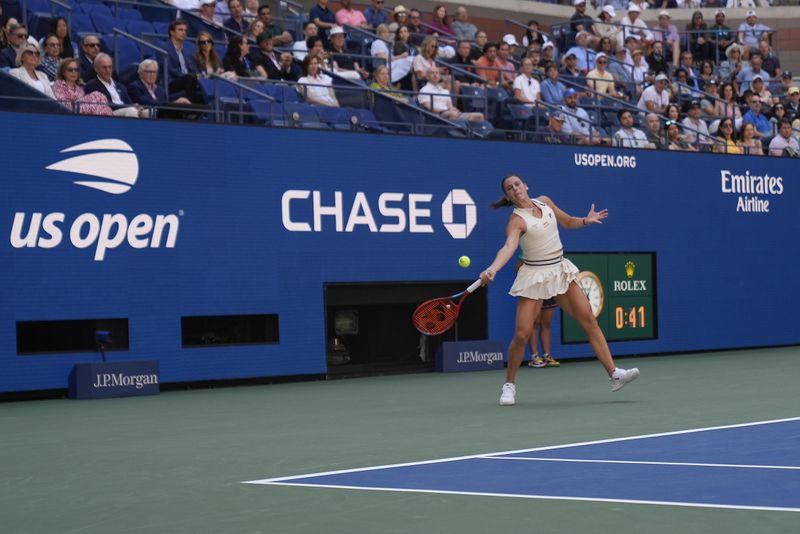 Emma Navarro, of the United States, returns a shot to Paula Badosa, of Spain, during the quarterfinals of the U.S. Open tennis championships, Tuesday, Sept. 3, 2024, in New York. (AP Photo/Pamela Smith)