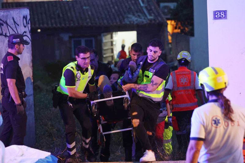 Medics take injured people away from a building that collapsed in Palma de Mallorca, Spain, Thursday, May 23, 2024. Spanish emergency authorities say that four people have died and 21 more have been injured when a building collapsed on the island of Mallorca. (Isaac Buj/Europa Press via AP)