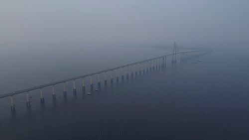 Smoke from wildfires fills the air along the Jornalista Phelippe Daou bridge over the Negro River in Manaus, Amazonas state, Brazil, Tuesday, Aug. 27, 2024. (AP Photo/Edmar Barros)