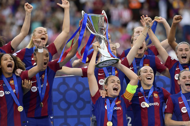 Barcelona's team captain Alexia Putellas lifts the trophy after winning the women's Champions League final soccer match between FC Barcelona and Olympique Lyonnais at the San Mames stadium in Bilbao, Spain, Saturday, May 25, 2024. Barcelona won 2-0. (AP Photo/Alvaro Barrientos)
