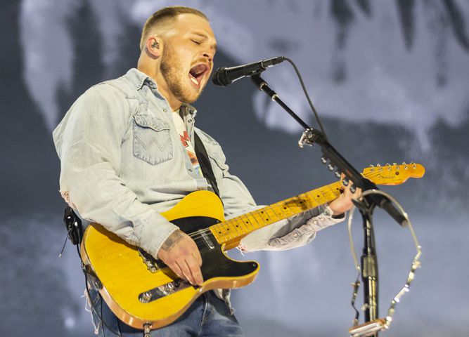 Atlanta, Ga: Zach Bryan played to a sold-out crowd of cowboy hat-clad fans who sang along with every word. Photo taken Saturday August 10, 2024 at Mercedes Benz Sadium. (RYAN FLEISHER FOR THE ATLANTA JOURNAL-CONSTITUTION)