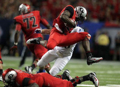 September 3, 2011: Georgia's Orson Charles catches a pass during the  Chick-Fil-A Kickoff Game between the Georgia Bulldogs and the Boise State  Broncos at the Georgia Dome in Atlanta, Georgia. Boise State