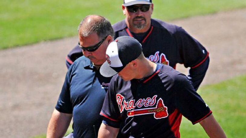 Braves' Beachy leaves win early with elbow tightness