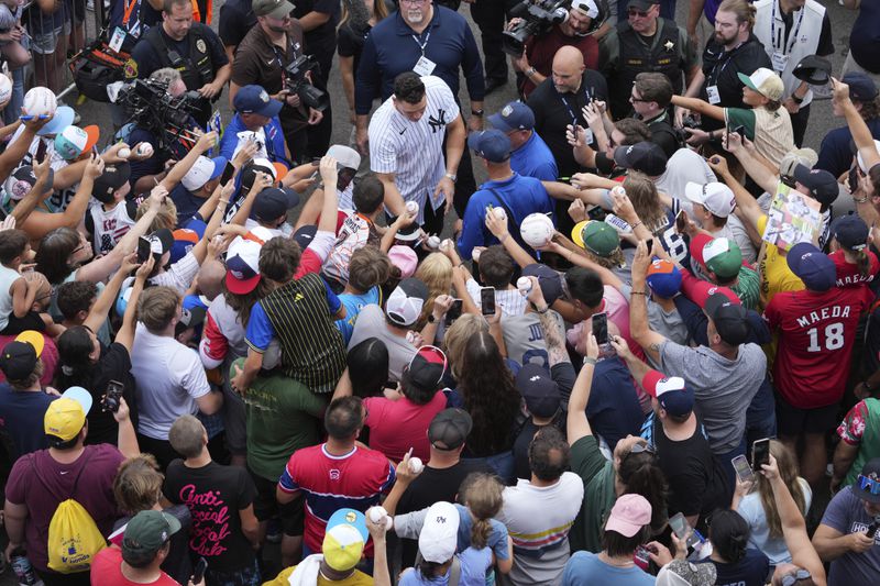 New York Yankees' Aaron Judge, top center, makes his way to Lamade Stadium during a team visit to the Little League World Series tournament in South Williamsport, Pa., Sunday, Aug. 18, 2024. The Yankees will be playing the Detroit Tigers in the Little League Classic at Bowman Stadium in Williamsport, Pa., on Sunday Night Baseball. (AP Photo/Gene J. Puskar)