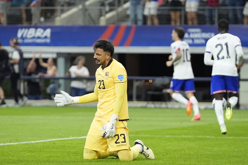 Bolivia's goalkeeper Guillermo Viscarra reacts after Folarin Balogun of the United States, scored his side's 2nd goal during a Copa America Group C soccer match in Arlington, Texas, Sunday, June 23, 2024. (AP Photo/Tony Gutierrez)