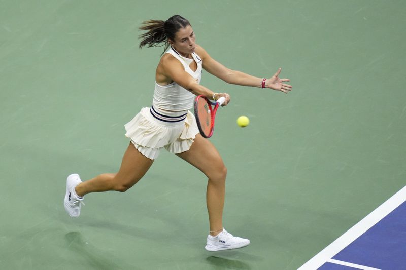 Emma Navarro, of the United States, returns a shot to Aryna Sabalenka, of Belarus, during the women's singles semifinals of the U.S. Open tennis championships, Thursday, Sept. 5, 2024, in New York. (AP Photo/Kirsty Wigglesworth)