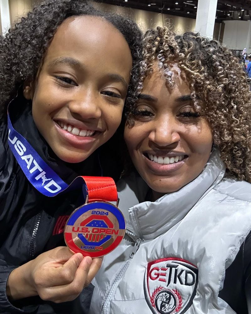 Skylar Hendrix, left, shows off her medal from the U.S. Open with her mother, Sydney Adams. (Photo provided by Sydney Adams)