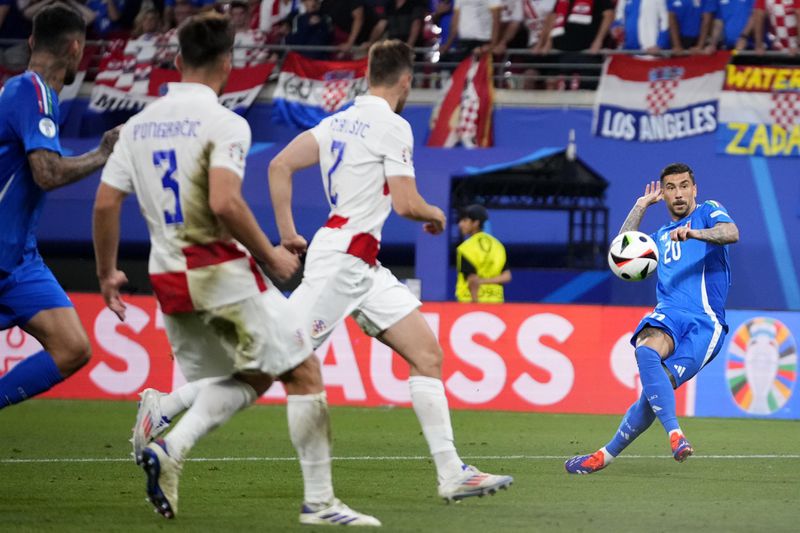 Italy's Mattia Zaccagni scores his side's opening goal during a Group B match between Croatia and Italy at the Euro 2024 soccer tournament in Leipzig, Germany, Monday, June 24, 2024. (AP Photo/Petr David Josek)