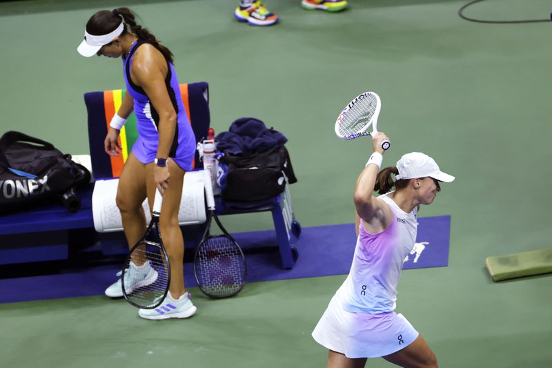 Iga Świątek, of Poland, right, reacts after losing a point to Jessica Pegula, of the United States, left, during the quarterfinals of the U.S. Open tennis championships, Wednesday, Sept. 4, 2024, in New York. (AP Photo/Adam Hunger)