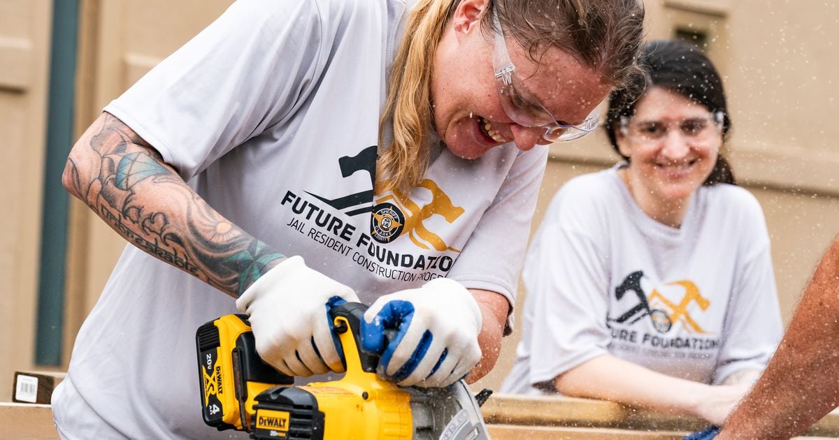 The female prisoners initially had no manual skills. Now they build houses