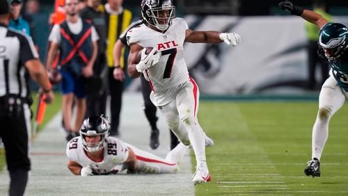 Atlanta Falcons running back Bijan Robinson (7) runs with the ball for a first down during the second half of an NFL football game against the Philadelphia Eagles on Monday, Sept. 16, 2024, in Philadelphia. (AP Photo/Chris Szagola)