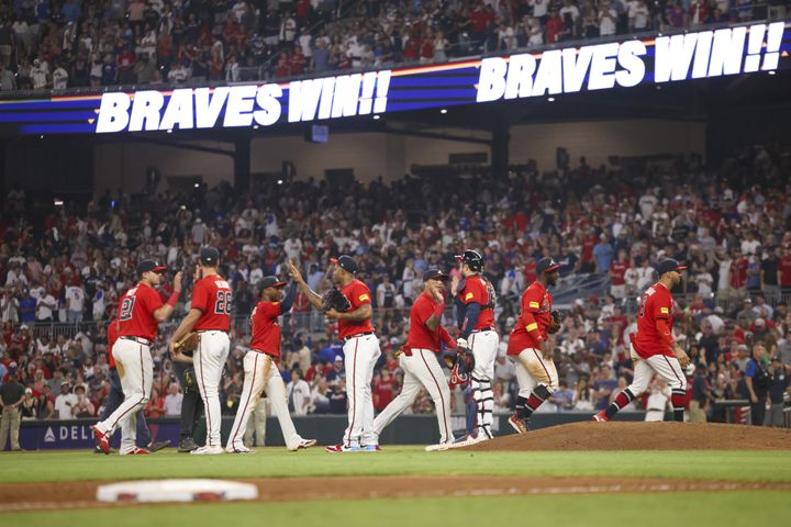 061023 BRAVES PHOTO