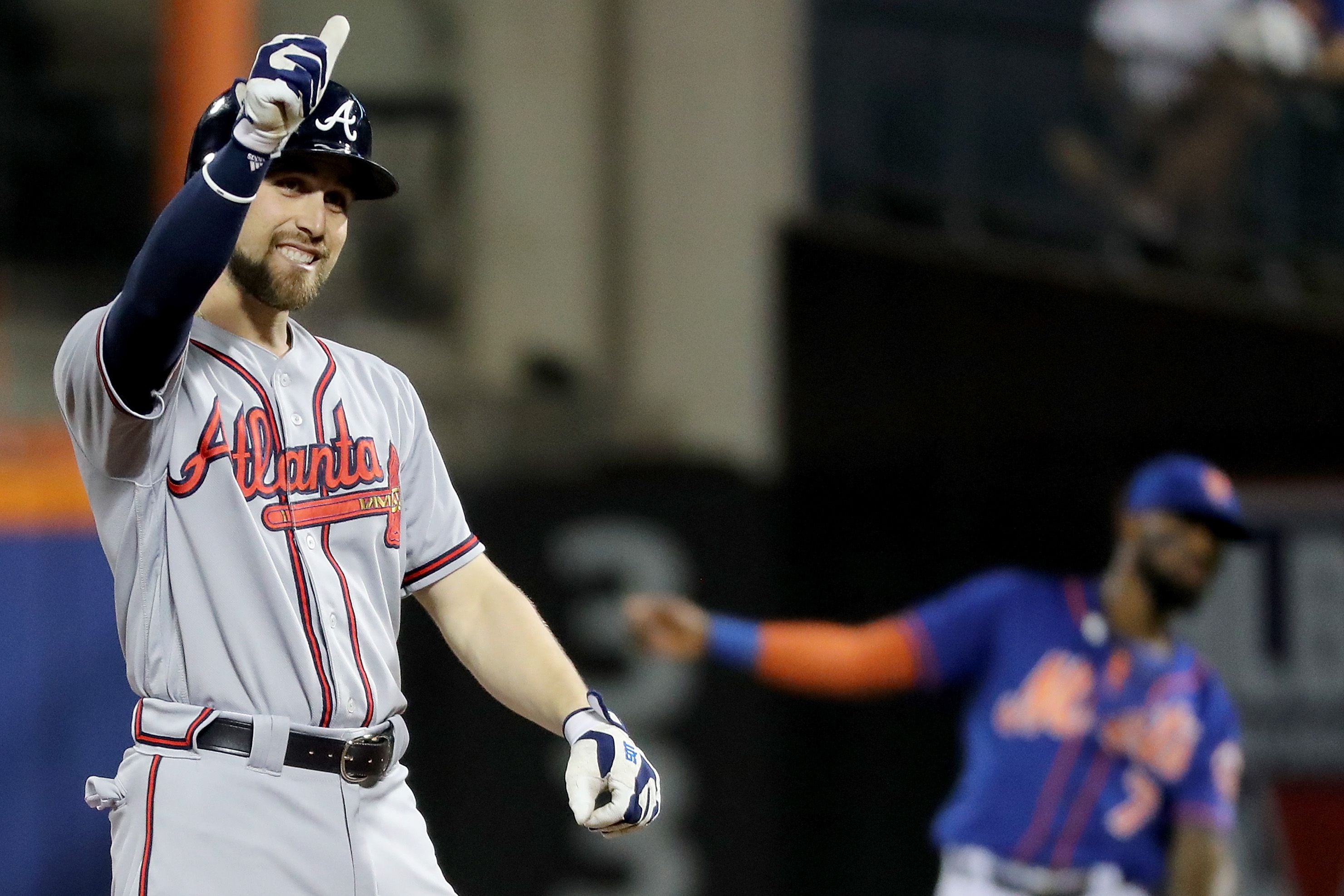 Braves top reeling Giants 2-1, inch closer to division crown