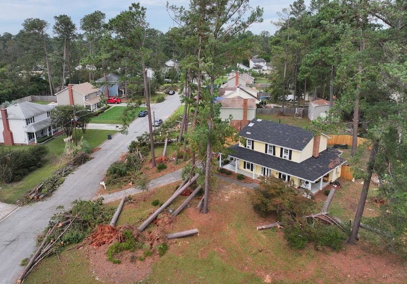 Donald Trump y Brian Kemp se felicitan mientras recorren los daños de la tormenta en Georgia