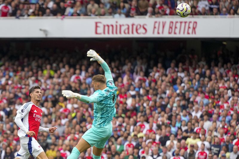 Arsenal's Kai Havertz, left, scores his side's opening goal during the English Premier League soccer match between Arsenal and Brighton, at Emirates Stadium in London, Saturday, Aug. 31, 2024. (AP Photo/Alastair Grant)