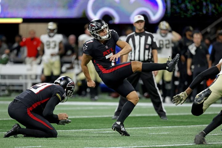 Atlanta Falcons kicker Younghoe Koo (7) kicks a field goal during the first quarter. He hit two field goals to give the Falcons their only 6 points in the first half. (JASON GETZ FOR THE ATLANTA JOURNAL-CONSTITUTION)