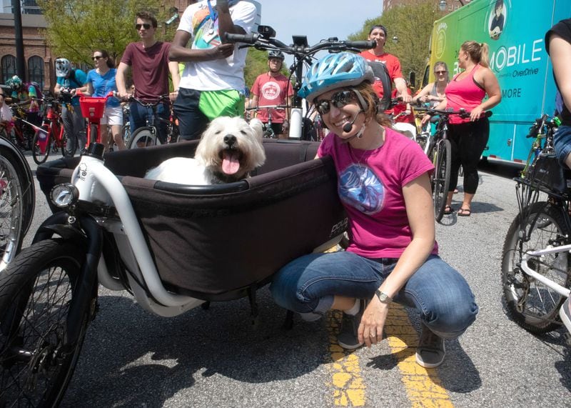 Tracy Harding and her dog Mac wait for the start of the Atlanta Streets Alive ride in April of 2019.  (PHOTO by STEVE SCHAEFER / SPECIAL TO THE AJC