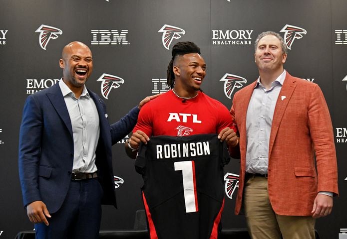 Falcons RB Bijan Robinson signs contract, debuts No. 7 jersey at