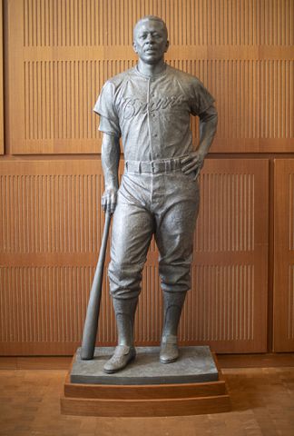 Hank Aaron statue