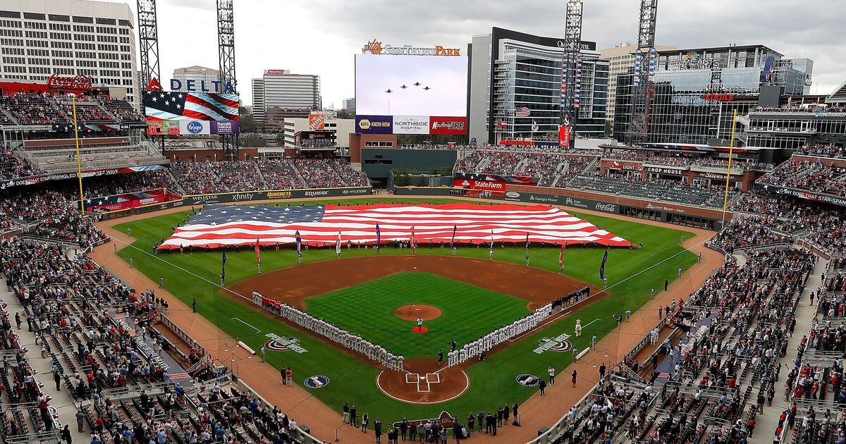 Braves fans chop with lights, 04/21/2018