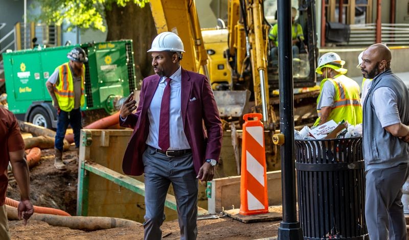 Atlanta Mayor Andre Dickens (center) visited West Peachtree Street and 11th Street in Midtown Tuesday morning, June 4, 2024, where repairs are being made to fix a broken water main on the fifth day of the water crisis. 'water.  (John Spink/AJC)