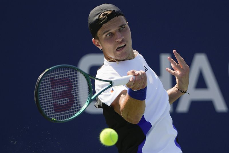 Jakub Mensik, of the Czech Republic, returns a shot to Felix Auger-Aliassime, of Canada, during the first round of the U.S. Open tennis championships, Tuesday, Aug. 27, 2024, in New York. (AP Photo/Pamela Smith)