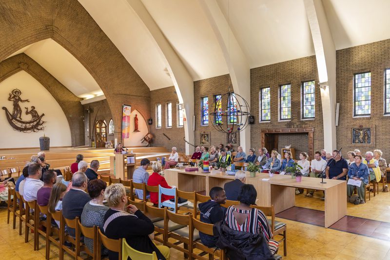 Laywoman Nancy Speeckaert, left, leads a service as parishioners sit at the Don Bosco church in Buizingen, Belgium, Sunday, Sept. 8, 2024. (AP Photo/Geert Vanden Wijngaert)