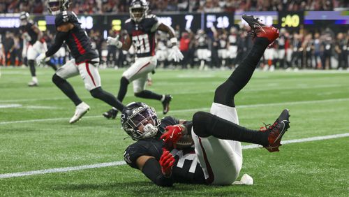 Atlanta Falcons safety Justin Simmons (31) makes an interception from Kansas City Chiefs quarterback Patrick Mahomes (not pictured) during the first quarter at Mercedes-Benz Stadium, Sunday, Sept. 22, 2024, in Atlanta. (Jason Getz / AJC)

