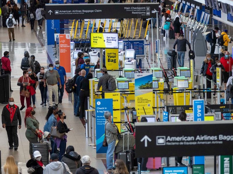 11/23/2020 �  Atlanta, Georgia �Airport guests crowd the North Domestic Terminal at Hartsfield-Jackson Atlanta International Airport in Atlanta , Monday, November 23, 2020.  (Alyssa Pointer / Alyssa.Pointer@ajc.com)