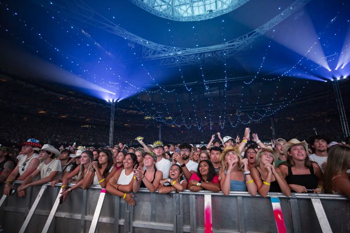 Atlanta, Ga: Zach Bryan played to a sold-out crowd of cowboy hat-clad fans who sang along with every word. Photo taken Saturday August 10, 2024 at Mercedes Benz Sadium. (RYAN FLEISHER FOR THE ATLANTA JOURNAL-CONSTITUTION)