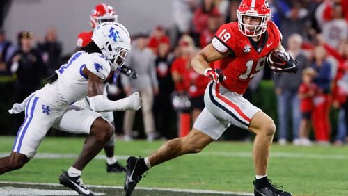 Bulldogs tight end Brock Bowers (19) runs after a catch during the team's 2023 matchup against Kentucky in Athens.  (Bob Andres for the Atlanta Journal Constitution)