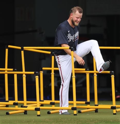 Photos: Braves loosening up at spring training