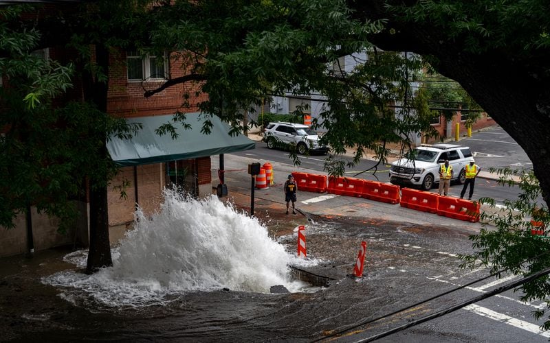 Water continues to flood out of the broken water main at 11th and West Peachtree street. Sunday, June 2nd, 2024 (Ben Hendren for the Atlanta Journal-Constituion)