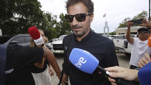 Spanish actor Rodolfo Sancho, father of Daniel Sancho Bronchalo, talks to reporters arrives at Koh Samui provincial court in southern Thailand, Thursday, Aug. 29, 2024. A court in Thailand is expected to sentence the son of the actor accused of killing and dismembering a Colombian surgeon on a popular tourist island.(AP Photo/Thanapat Cherajin)