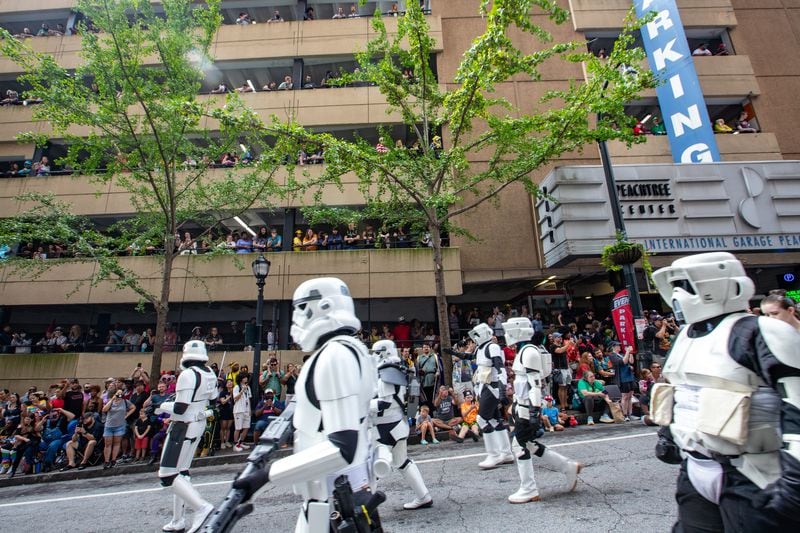 Los Storntroopers de Star Wars participan en el desfile anual DragonCon en Andrew Young International Boulevard el sábado 2 de septiembre de 2023. (Jenni Girtman para The Atlanta Journal-Constitution)