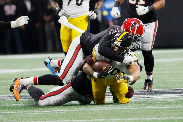 Falcons linebacker Mykal Walker tackles Steelers running back Jaylen Warren during the second quarter Sunday at Mercedes-Benz Stadium. (Miguel Martinez / miguel.martinezjimenez@ajc.com)