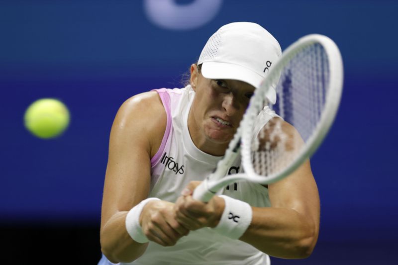 Iga Swiatek, of Poland, returns a shot to Liudmila Samsonova, of Russia, during a fourth round match of the U.S. Open tennis championships, Monday, Sept. 2, 2024, in New York. (AP Photo/Adam Hunger)