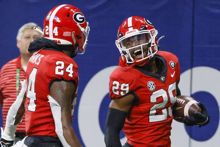 Georgia Bulldogs defensive back Christopher Smith (29) runs back a blocked LSU Tigers field goal attempt for 95 yards and a touchdown during the first half of the SEC Championship Game at Mercedes-Benz Stadium in Atlanta on Saturday, Dec. 3, 2022. (Bob Andres / Bob Andres for the Atlanta Constitution)