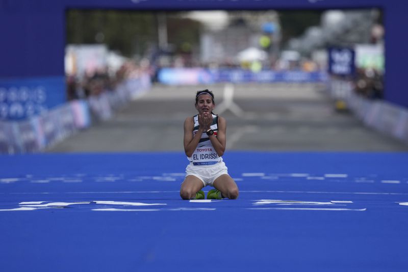 Morocco's Fatima Ezzahra El Idrissi celebrates as she wins the women's marathon T12 at the 2024 Paralympics, Sunday, Sept. 8, 2024, in Paris, France. (AP Photo/Thibault Camus)