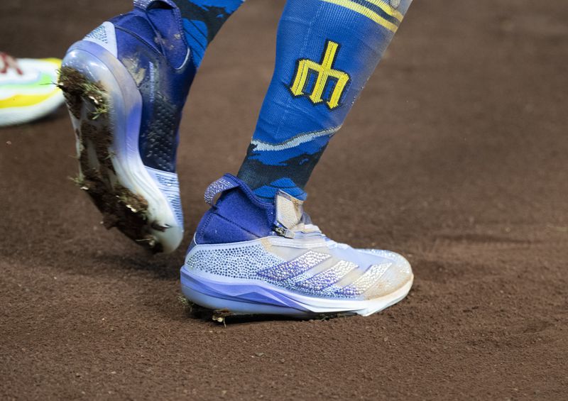 Seattle Mariners' Julio Rodriguez wears cleats featuring Swarovski crystals during the seventh inning of a baseball game against the New York Yankees, Tuesday, Sept. 17, 2024, in Seattle. (AP Photo/Stephen Brashear)