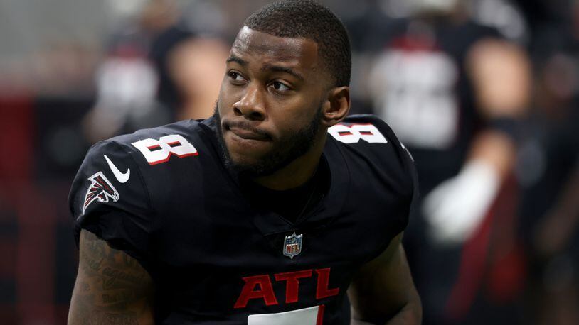 Atlanta Falcons tight end Kyle Pitts signs autographs before an