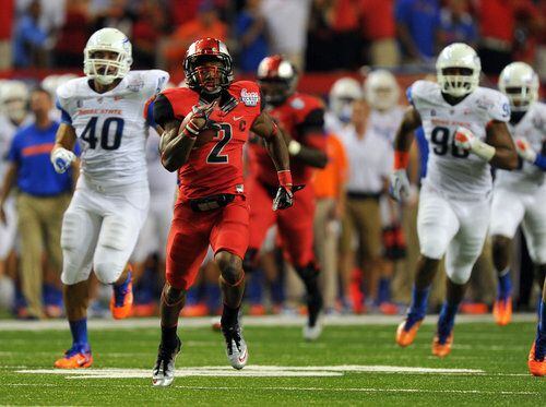 September 3, 2011: Georgia's Orson Charles catches a pass during the  Chick-Fil-A Kickoff Game between the Georgia Bulldogs and the Boise State  Broncos at the Georgia Dome in Atlanta, Georgia. Boise State