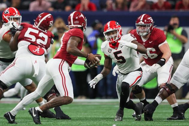 Georgia linebacker Raylen Wilson (5) pursues Alabama Crimson Tide quarterback Jalen Milroe (4) during the SEC Championship game at Mercedes-Benz Stadium in Atlanta, on Saturday, December 2, 2023. Alabama won 27-24. (Jason Getz / Jason.Getz@ajc.com)